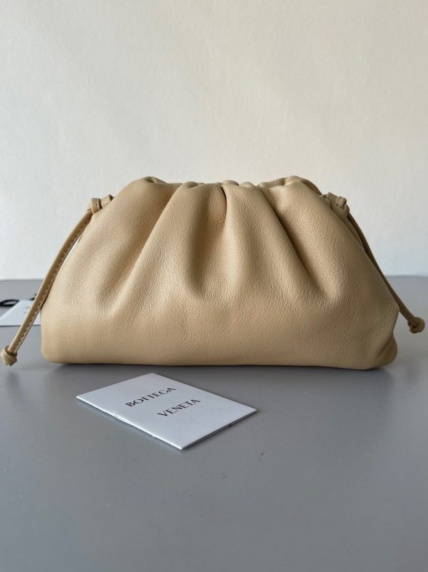 Réplique sac Bottega Veneta Mini Pouch avec bandoulière en Amande – Image 9