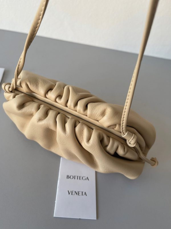 Réplique sac Bottega Veneta Mini Pouch avec bandoulière en Amande – Image 7