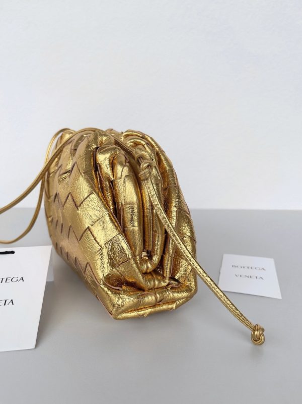 Contrefaçon Mini Pochette Bottega Veneta avec Sangle en Or – Image 3