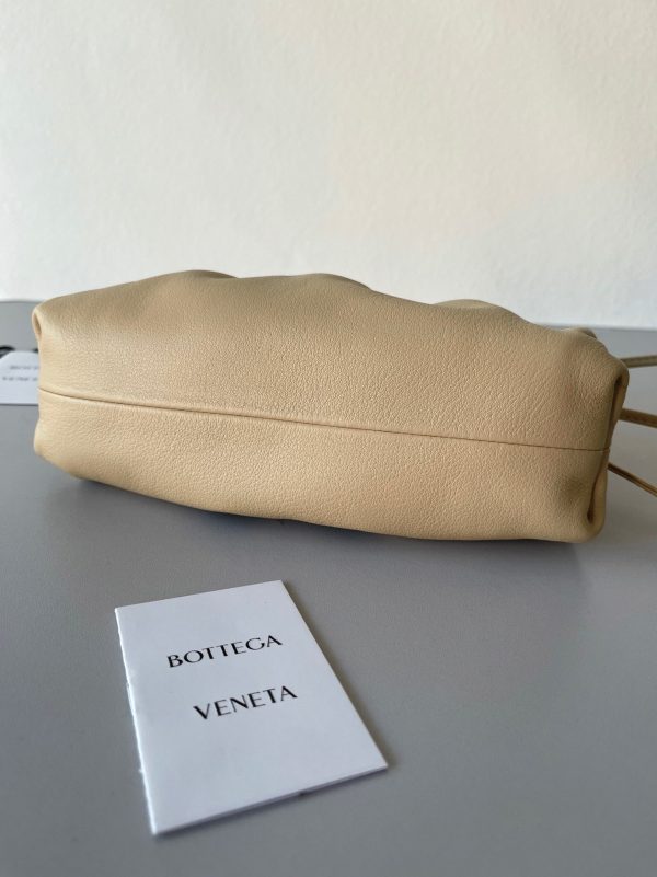 Réplique sac Bottega Veneta Mini Pouch avec bandoulière en Amande – Image 6