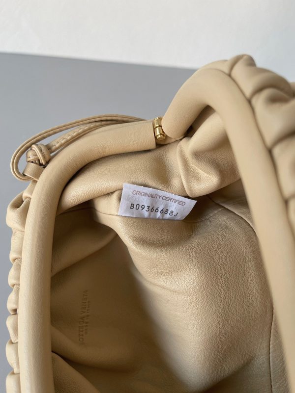 Réplique sac Bottega Veneta Mini Pouch avec bandoulière en Amande – Image 5