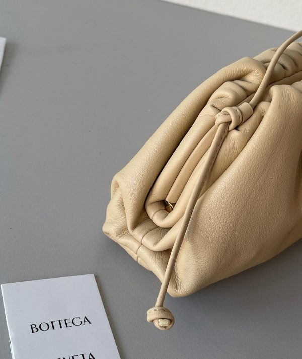 Réplique sac Bottega Veneta Mini Pouch avec bandoulière en Amande – Image 4