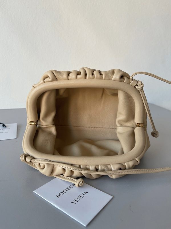 Réplique sac Bottega Veneta Mini Pouch avec bandoulière en Amande – Image 2