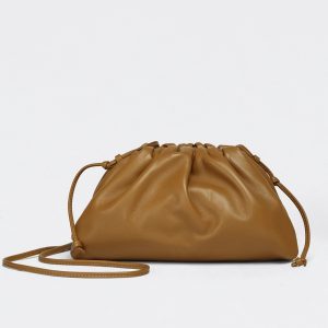 Faux sac Bottega Veneta Mini Pouch avec bandoulière en Teck