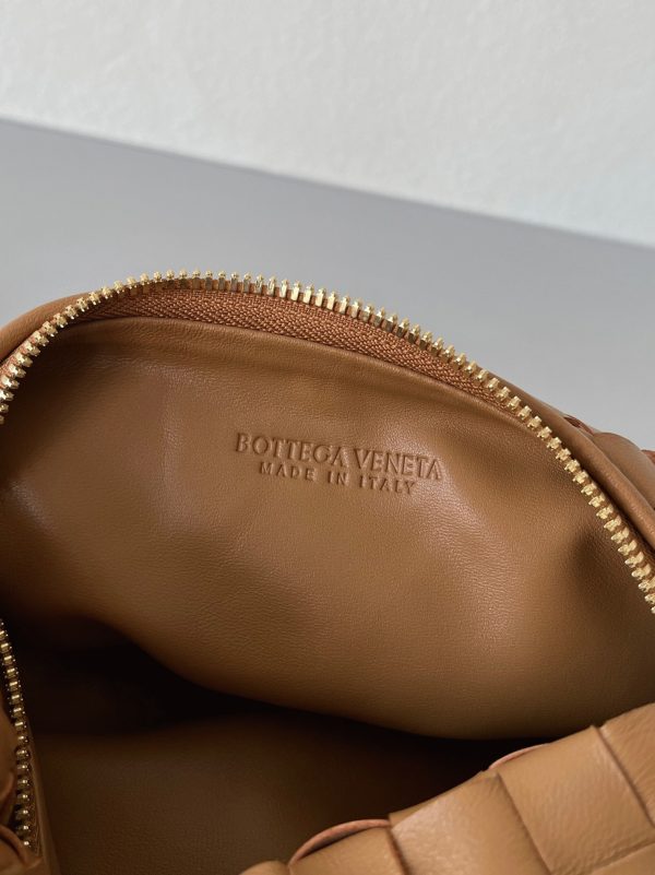 Contrefaçon Mini Sac Bottega Veneta BV Jodie en Caramel – Image 10