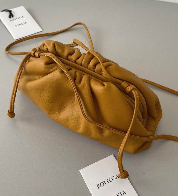 Faux sac Bottega Veneta Mini Pouch avec bandoulière en Teck – Image 6