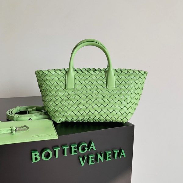 Contrefaçon du sac Bottega Veneta Cabat Mini en Pistachio – Image 4