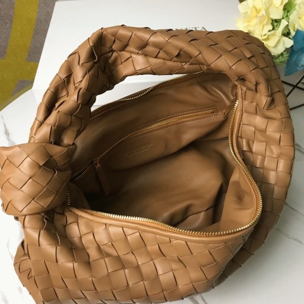 Faux Petit Sac Bottega Veneta BV Jodie en Caramel – Image 2