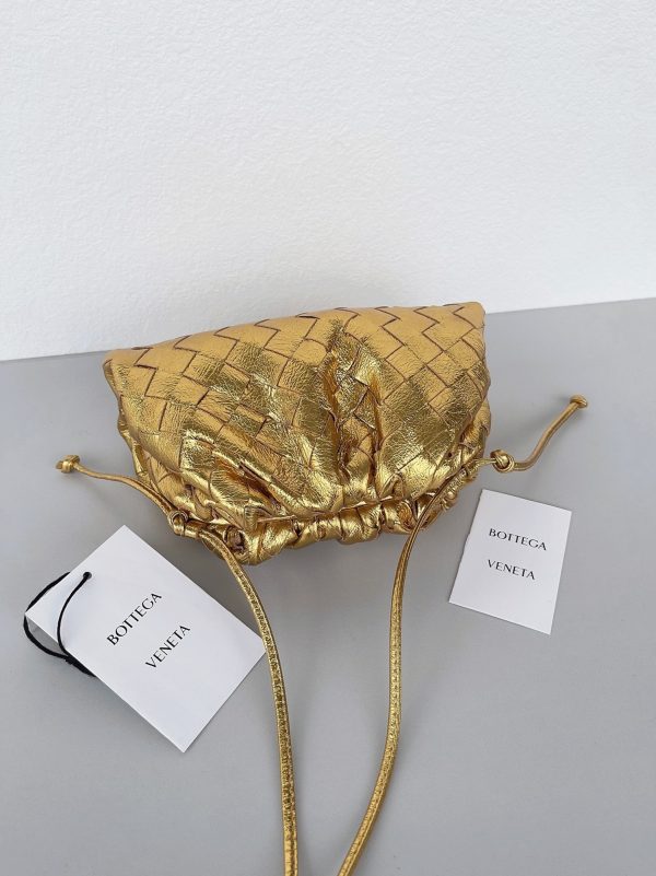 Contrefaçon Mini Pochette Bottega Veneta avec Sangle en Or – Image 2