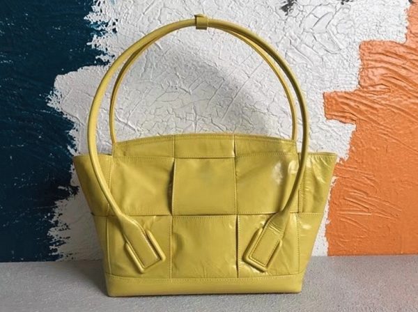Réplique du sac Bottega Veneta Arco Medium en cuir intrecciato jaune – Image 3