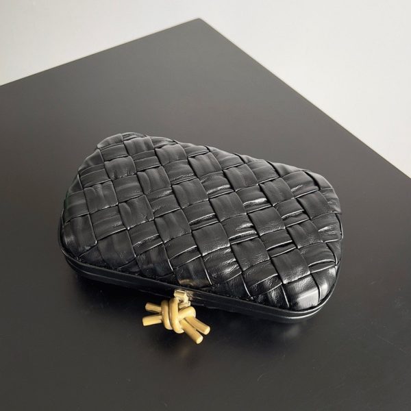 Fausse Bottega Veneta Knot Minaudiere Clutch en Foulard Noir – Image 4