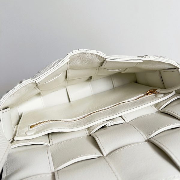 Fausse Bottega Veneta Cassette en cuir de veau intreccio White Foulard – Image 10