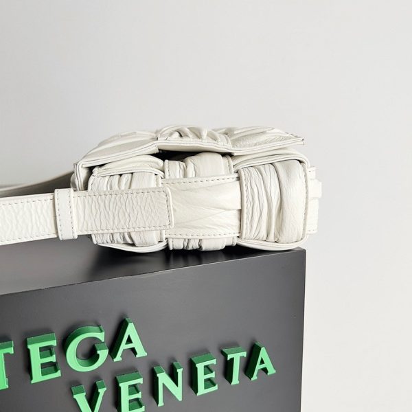 Fausse Bottega Veneta Cassette en cuir de veau intreccio White Foulard – Image 9