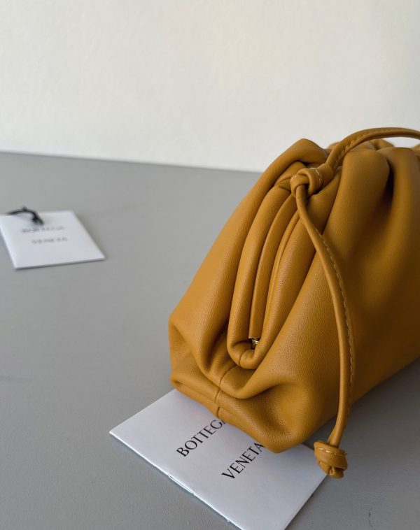 Faux sac Bottega Veneta Mini Pouch avec bandoulière en Teck – Image 2