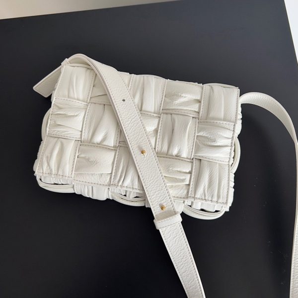 Fausse Bottega Veneta Cassette en cuir de veau intreccio White Foulard – Image 7