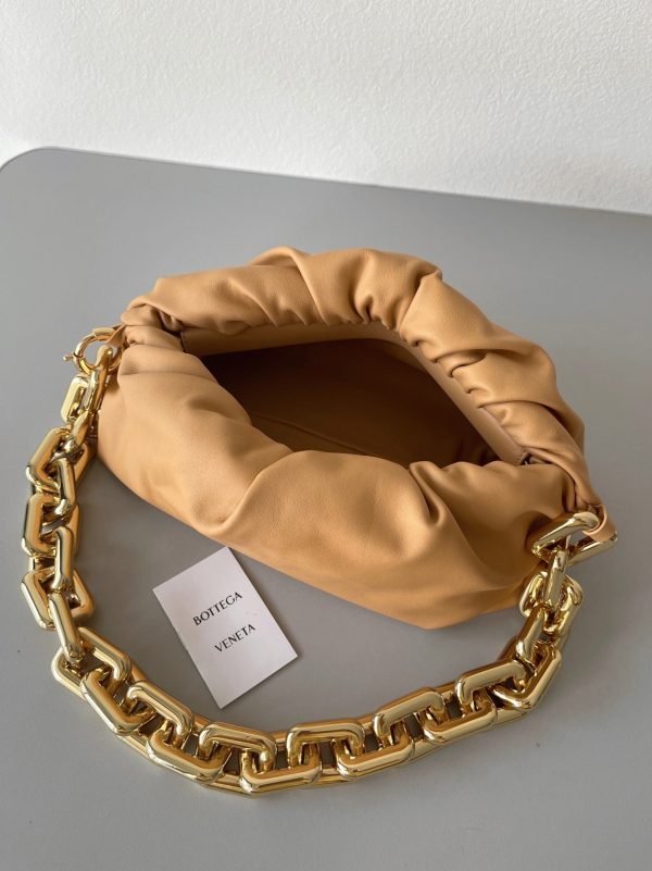 Réplique sac Bottega Veneta The Chain Pouch en Amande – Image 7