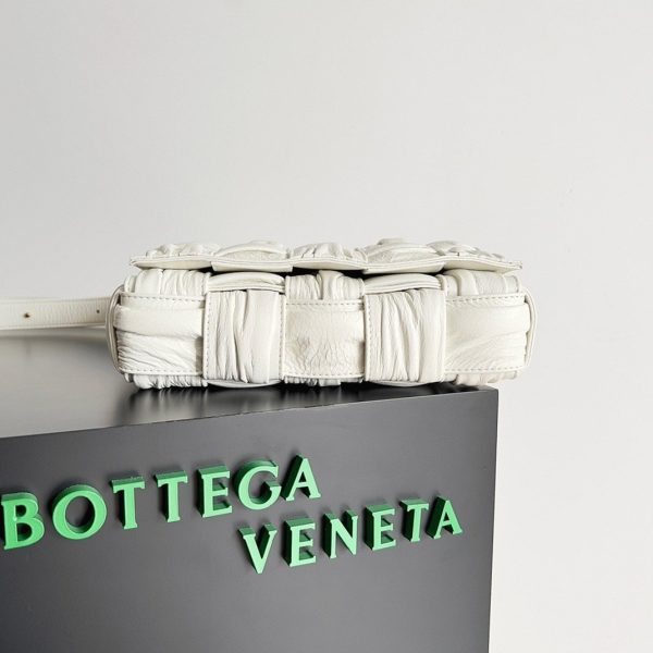 Fausse Bottega Veneta Cassette en cuir de veau intreccio White Foulard – Image 5