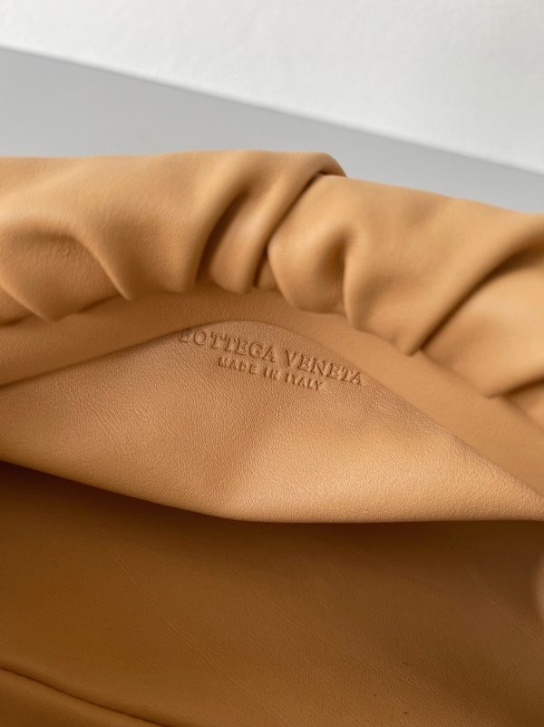 Réplique sac Bottega Veneta The Chain Pouch en Amande – Image 5
