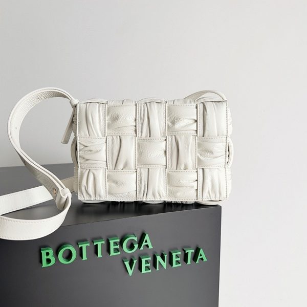 Fausse Bottega Veneta Cassette en cuir de veau intreccio White Foulard – Image 4