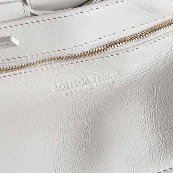 Fausse Bottega Veneta Cassette en cuir de veau intreccio White Foulard – Image 3