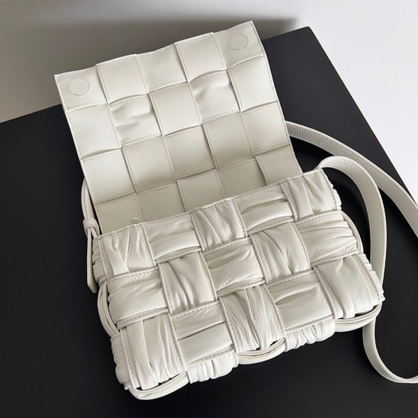 Fausse Bottega Veneta Cassette en cuir de veau intreccio White Foulard – Image 2
