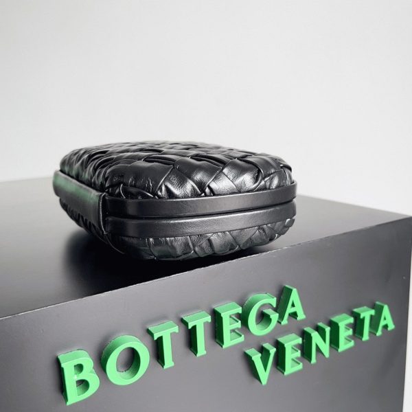 Fausse Bottega Veneta Knot Minaudiere Clutch en Foulard Noir – Image 3