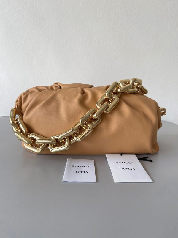 Réplique sac Bottega Veneta The Chain Pouch en Amande – Image 2