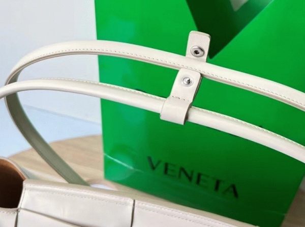 Fausse Bottega Veneta Arco Medium en cuir de veau intrecciato blanc – Image 10