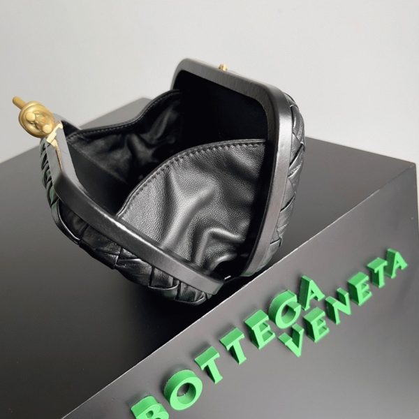 Fausse Bottega Veneta Knot Minaudiere Clutch en Foulard Noir – Image 2