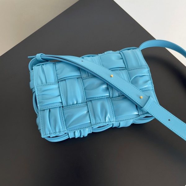 Bottega Veneta Cassette en cuir de veau intreccio Pool Foulard – Image 7