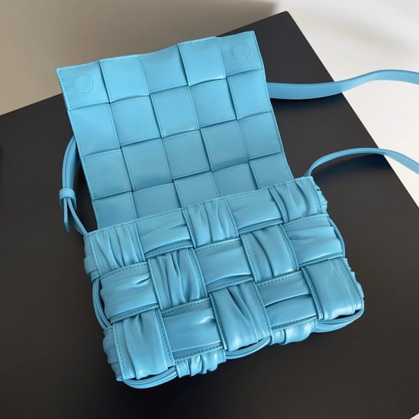 Bottega Veneta Cassette en cuir de veau intreccio Pool Foulard – Image 3