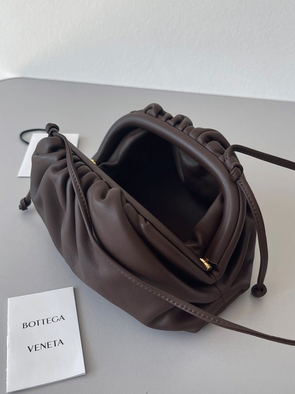 Imitation sac Bottega Veneta Mini Pouch avec bandoulière en Raisin – Image 2