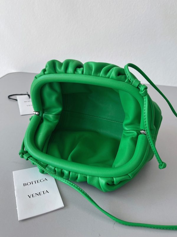 Réplique sac Bottega Veneta Mini Pouch avec bandoulière en Parakeet – Image 8
