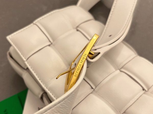 Réplique Petit Sac Bottega Veneta Padded Cassette en Blanc – Image 8