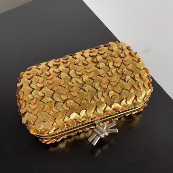 Réplique Bottega Veneta Knot Minaudiere Clutch en Sequins Dorés – Image 9
