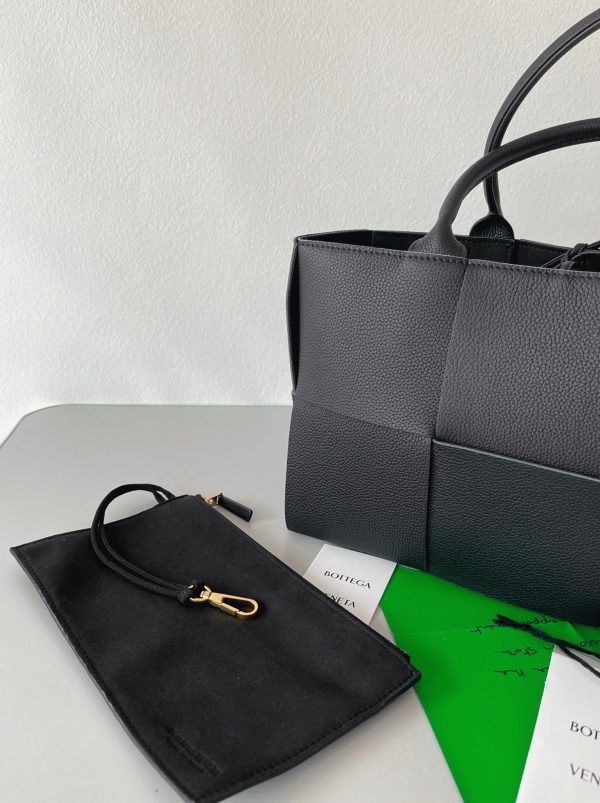 Fausse Bottega Veneta Arco Small Tote en Noir – Image 9