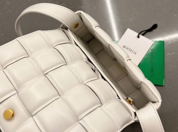 Réplique Petit Sac Bottega Veneta Padded Cassette en Blanc – Image 6