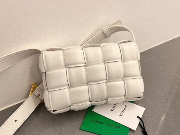 Réplique Petit Sac Bottega Veneta Padded Cassette en Blanc – Image 4
