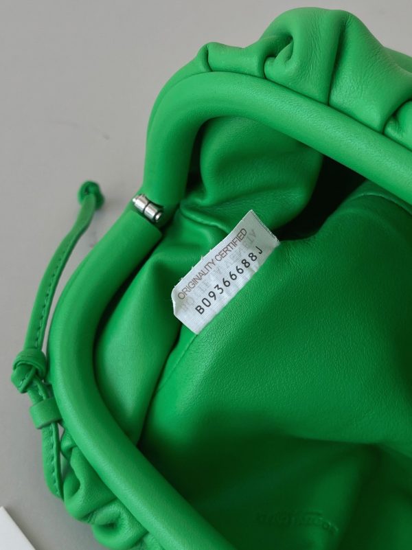 Réplique sac Bottega Veneta Mini Pouch avec bandoulière en Parakeet – Image 4