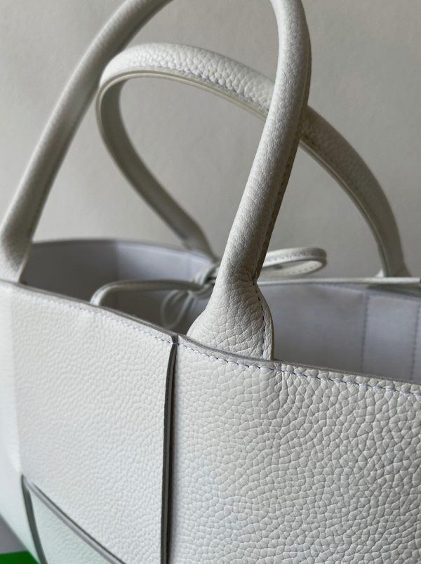 Contrefaçon Bottega Veneta Arco Small Tote en Blanc – Image 2