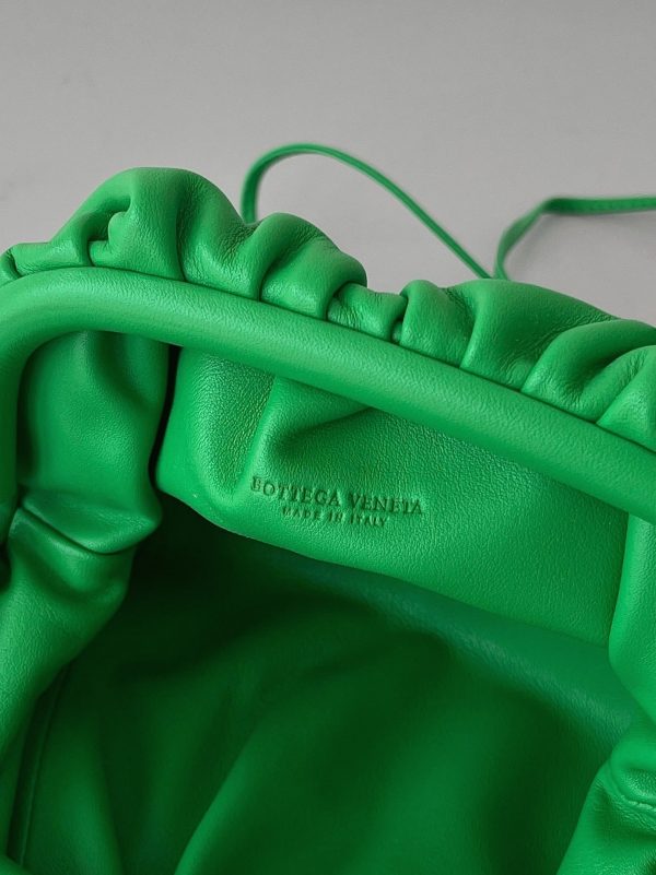 Réplique sac Bottega Veneta Mini Pouch avec bandoulière en Parakeet – Image 3