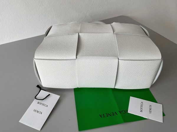 Contrefaçon Bottega Veneta Arco Small Tote en Blanc – Image 3