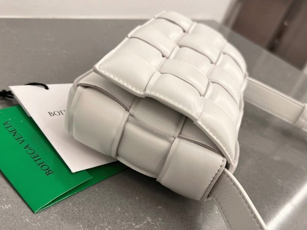 Réplique Petit Sac Bottega Veneta Padded Cassette en Blanc – Image 3