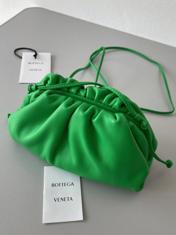 Réplique sac Bottega Veneta Mini Pouch avec bandoulière en Parakeet – Image 2