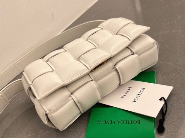 Réplique Petit Sac Bottega Veneta Padded Cassette en Blanc – Image 2