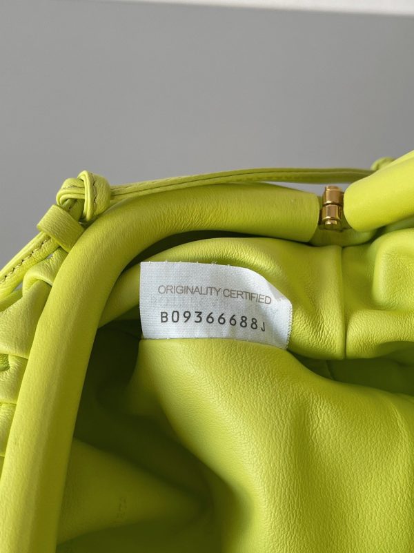 Faux sac Bottega Veneta Mini Pouch avec bandoulière en Kiwi – Image 8
