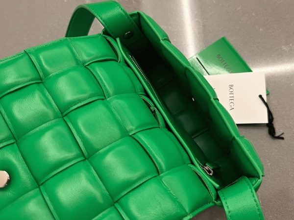 Faux Petit Sac Bottega Veneta Padded Cassette en Perruche – Image 9