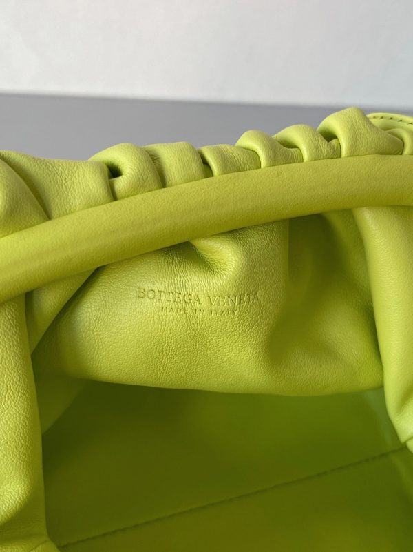 Faux sac Bottega Veneta Mini Pouch avec bandoulière en Kiwi – Image 7