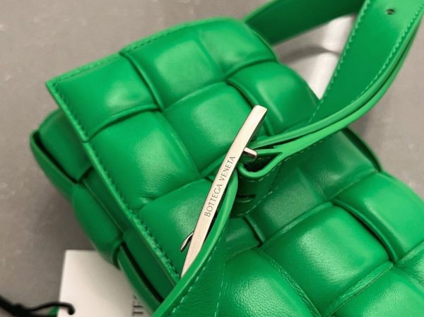 Faux Petit Sac Bottega Veneta Padded Cassette en Perruche – Image 8