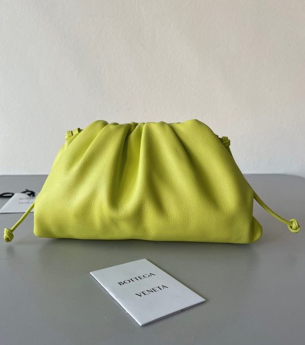 Faux sac Bottega Veneta Mini Pouch avec bandoulière en Kiwi – Image 6